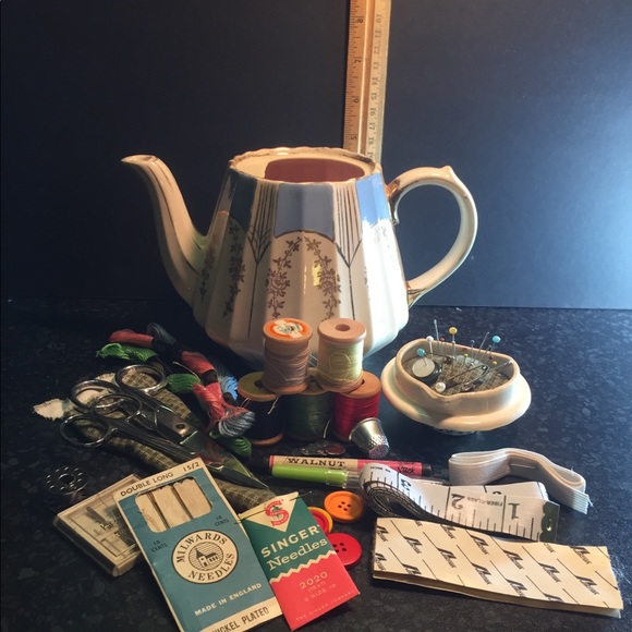 Grandma’s Sewing Kit Vintage Sadler Teapot - Picture 2 of 10